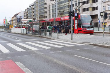 Prague, Çek Cumhuriyeti - 7 Mayıs 2017: bir modern tramvay şehrin sokaklarında.