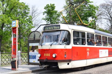 Prague, Çek Cumhuriyeti - 7 Mayıs 2017: eski tramvay şehrin sokaklarında.