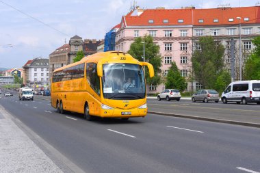 PRAGUE, CZECH REPUBLIC - 26 Nisan 2018: REGIOJET otobüsü Floransa Merkez Otobüs İstasyonu iniş platformunda