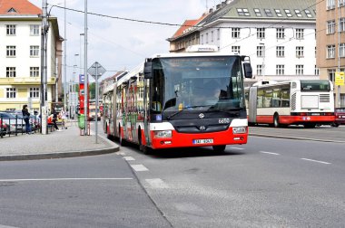 Prague, Çek Cumhuriyeti - 7 Mayıs 2017: şehir otobüs yolu üzerinde