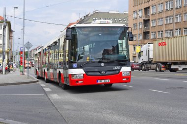 Prague, Çek Cumhuriyeti - 7 Mayıs 2017: şehir otobüs yolu üzerinde