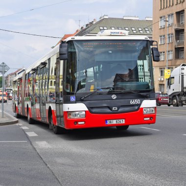 Prague, Çek Cumhuriyeti - 7 Mayıs 2017: şehir otobüs yolu üzerinde