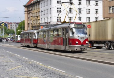 Prague, Çek Cumhuriyeti - 7 Mayıs 2017: eski tramvay şehrin sokaklarında.