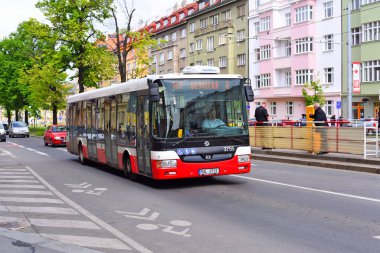 Prague, Çek Cumhuriyeti - 7 Mayıs 2017: şehir otobüs yolu üzerinde