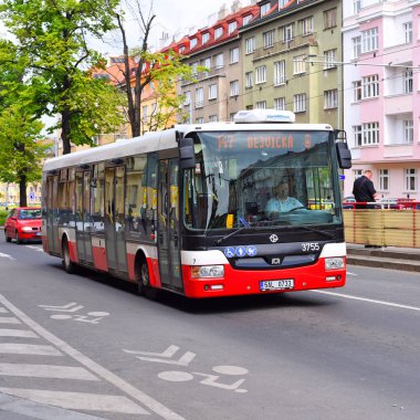 Prague, Çek Cumhuriyeti - 7 Mayıs 2017: şehir otobüs yolu üzerinde
