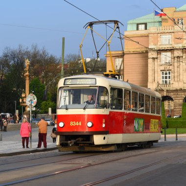 Prague, Çek Cumhuriyeti - 7 Mayıs 2017: eski tramvay şehrin sokaklarında.
