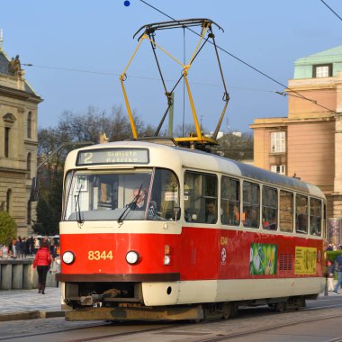 Prague, Çek Cumhuriyeti - 7 Mayıs 2017: eski tramvay şehrin sokaklarında.