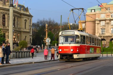Prague, Çek Cumhuriyeti - 7 Mayıs 2017: eski tramvay şehrin sokaklarında.