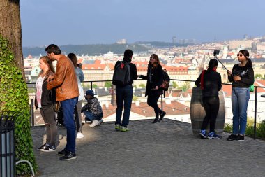 PRAG, CZECH Cumhuriyet 1 Mayıs 2017: Prag Kalesi 'nin duvarları manzaralı gözlem güvertesi.