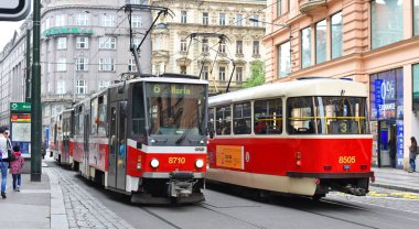 Prague, Çek Cumhuriyeti - 7 Mayıs 2017: eski tramvay şehrin sokaklarında.