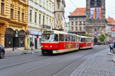 Prague, Çek Cumhuriyeti - 7 Mayıs 2017: eski tramvay şehrin sokaklarında.