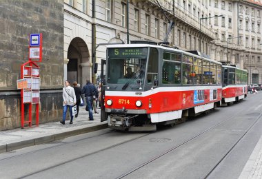 Prague, Çek Cumhuriyeti - 7 Mayıs 2017: eski tramvay şehrin sokaklarında.