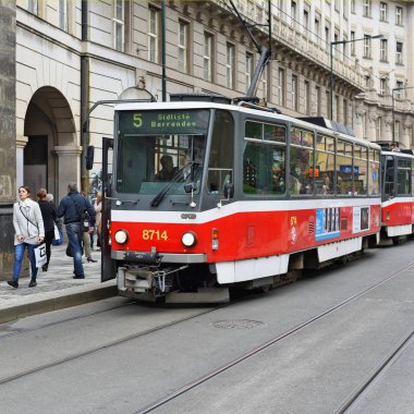 Prague, Çek Cumhuriyeti - 7 Mayıs 2017: eski tramvay şehrin sokaklarında.