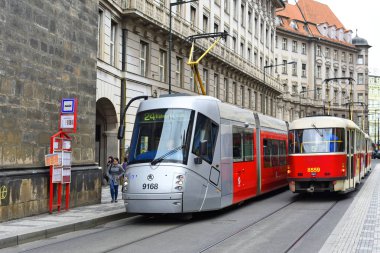 Prague, Çek Cumhuriyeti - 7 Mayıs 2017: bir modern tramvay şehrin sokaklarında.
