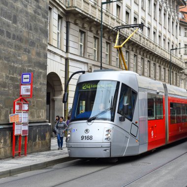 Prague, Çek Cumhuriyeti - 7 Mayıs 2017: bir modern tramvay şehrin sokaklarında.