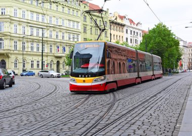 Prague, Çek Cumhuriyeti - 7 Mayıs 2017: bir modern tramvay şehrin sokaklarında.