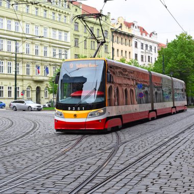 Prague, Çek Cumhuriyeti - 7 Mayıs 2017: bir modern tramvay şehrin sokaklarında.