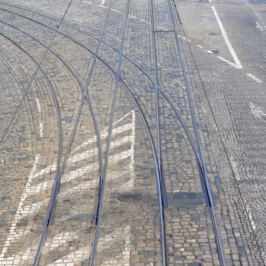 Tramvay rayları şehrin sokaklarında.