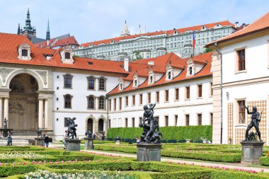 Prague, Çek Cumhuriyeti 1 Mayıs 2017: Görünüm Prag Kalesi ve Strahov Manastırı yükseklikleri şehirden.