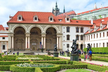 Prague, Çek Cumhuriyeti 1 Mayıs 2017: Görünüm Prag Kalesi ve Strahov Manastırı yükseklikleri şehirden.
