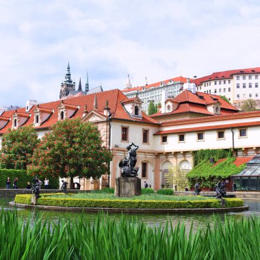 Prague, Çek Cumhuriyeti 1 Mayıs 2017: Görünüm Prag Kalesi ve Strahov Manastırı yükseklikleri şehirden.