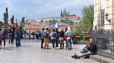 Prague, Çek Cumhuriyeti 7 Mayıs 2017: turist Charles Köprüsü, gözlem güvertesinde. Prag Kalesi'nin görünümü.
