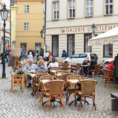 Prague, Çek Cumhuriyeti 1 Mayıs 2017: tablolar Restoran Şehir, eski sokaklarında.