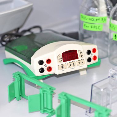 Jel Elektroforez biyokimyasal laboratuvar için aygıt. Tablo ile jel elektroforez için donatım.