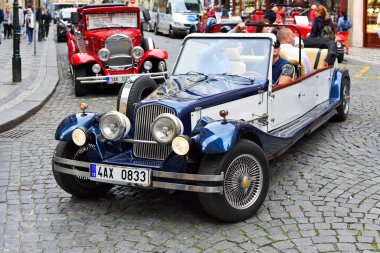 Prag, Çek Cumhuriyeti - 7 Mayıs 2017: Şehir sokakta eski model bir araba için turistik geziler.