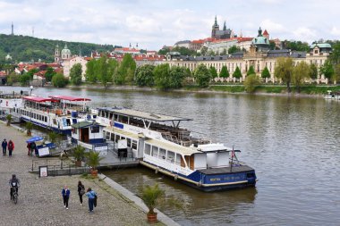PRAG, CZECH Cumhuriyet - 7 Mayıs 2017: Vltava Nehri 'ndeki turist nehir tekneleri. 