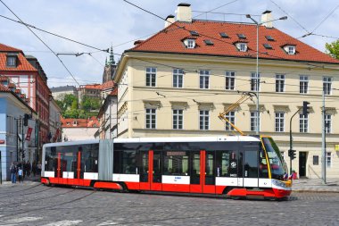 Prague, Çek Cumhuriyeti - 4 Mayıs 2018: bir modern tramvay şehrin sokaklarında.