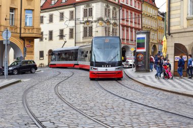 Prague, Çek Cumhuriyeti - 4 Mayıs 2018: bir modern tramvay şehrin sokaklarında.