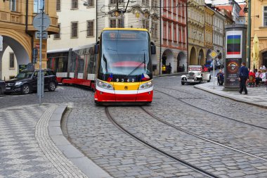 Prague, Çek Cumhuriyeti - 4 Mayıs 2018: bir modern tramvay şehrin sokaklarında.