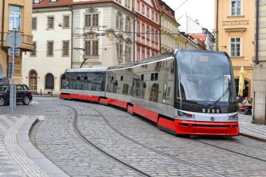 Prague, Çek Cumhuriyeti - 4 Mayıs 2018: bir modern tramvay şehrin sokaklarında.