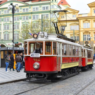 Prague, Çek Cumhuriyeti - 7 Mayıs 2017: turistik tramvay şehrin sokaklarında.