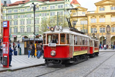 Prague, Çek Cumhuriyeti - 7 Mayıs 2017: turistik tramvay şehrin sokaklarında.