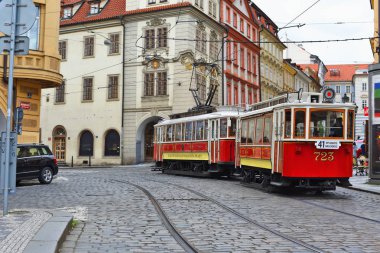 Prague, Çek Cumhuriyeti - 4 Mayıs 2018: eski tramvay şehrin sokaklarında.