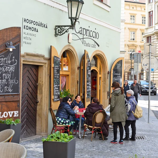 Praga República Checa Mayo 2017 Mesas Restaurante Las Calles Antiguas — Foto de Stock