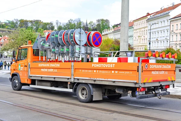 Prag Czech Cumhuriyet Mayıs 2017 Kamyon Geçici Trafik Işaretleri Taşıyor — Stok fotoğraf