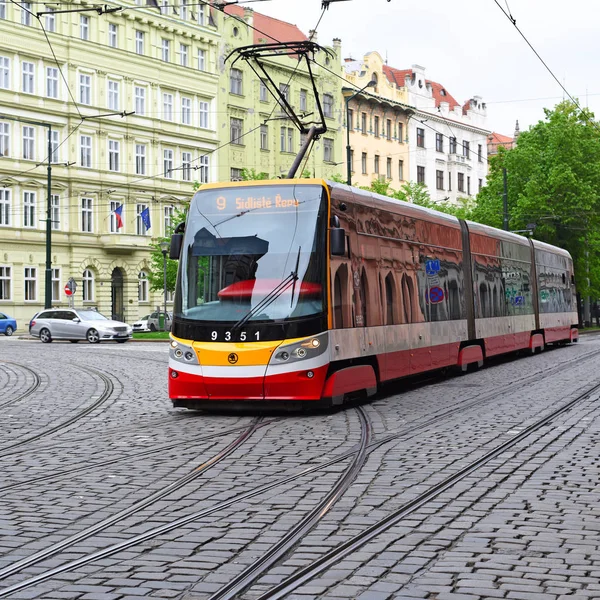 Прага Чешская Республика Мая 2017 Года Современный Трамвай Улицах Города — стоковое фото
