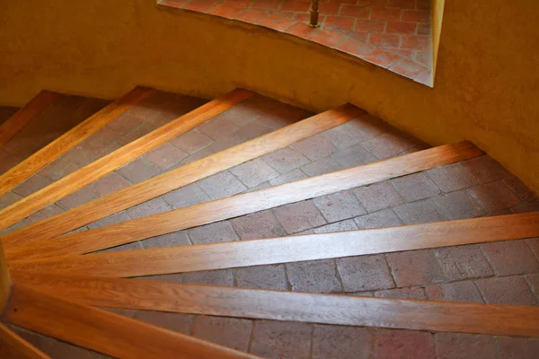 Die Stufen Der Wendeltreppe Des Antiken Gebäudes — Stockfoto