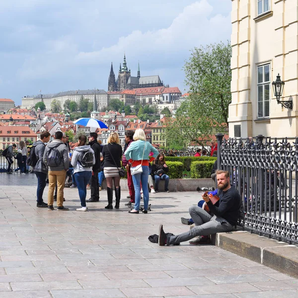 Praga Czeska Republika Maja 2017 Turystów Taras Widokowy Most Karola — Zdjęcie stockowe