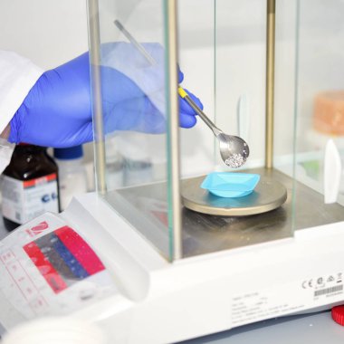 Bilim adamı laboratuarda bir deney yapıyor.