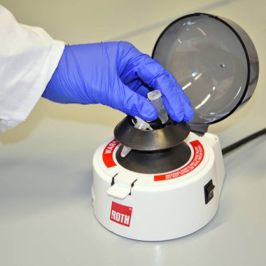 Bilim adamı laboratuarda bir deney yapıyor.