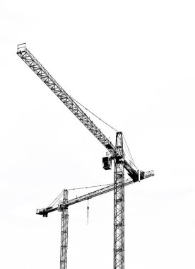 Kule Vinçler gökyüzüne karşı bina.