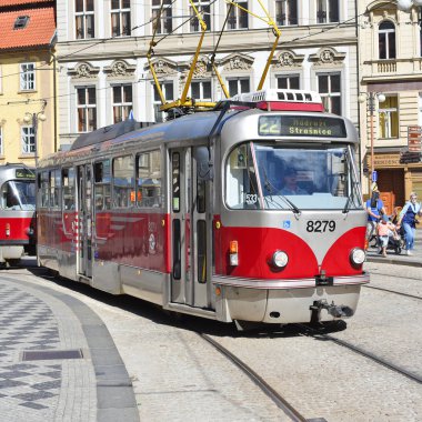 Prague, Çek Cumhuriyeti - 4 Mayıs 2018: eski tramvay şehrin sokaklarında.