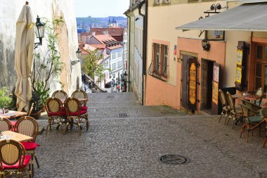 Prague, Çek Cumhuriyeti - 2 Mayıs 2018: tablolar bir restoran şehir, eski sokaklarında. 