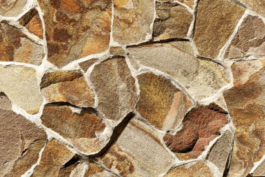 Çatlamış bir taştan bir duvar parçası.