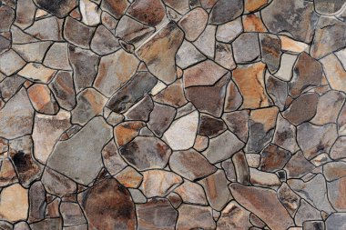 Çatlamış bir taştan bir duvar parçası.