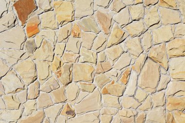 Çatlamış bir taştan bir duvar parçası.